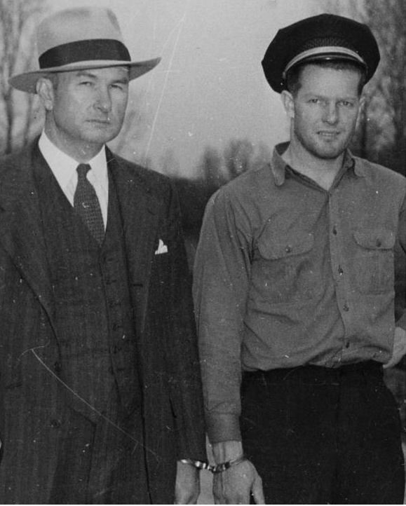 Arkansas serial killer James Waybern "Red" Hall with police detective.
